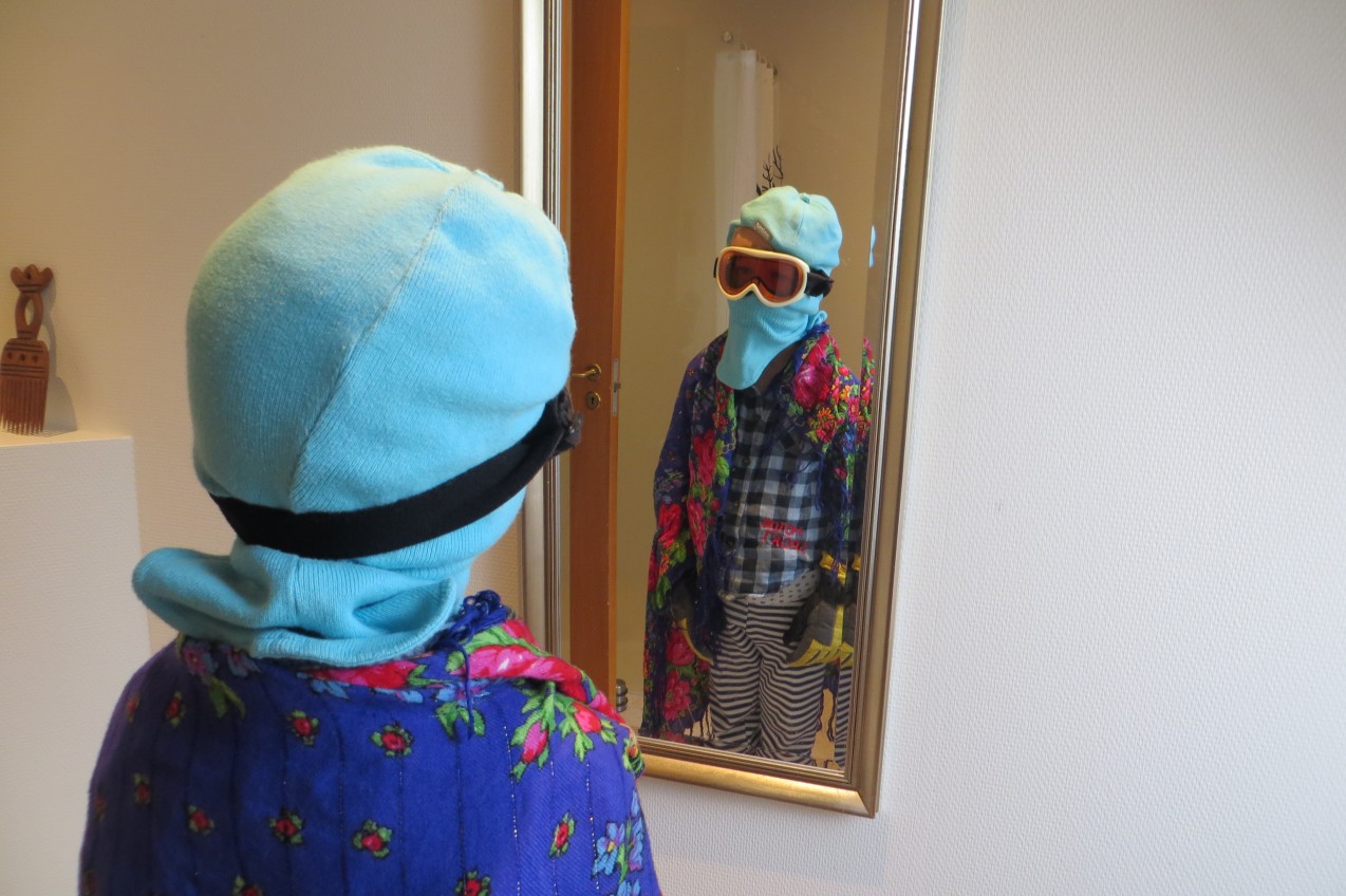 Udklædt dreng foran et spejl
