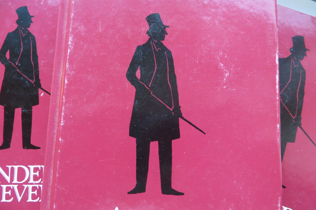 Omslaget af "H.C. Andersens eventyr" med digteren i sort silhuet.